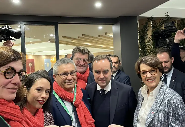 Sébastien Lecornu et Annie Genevard avec une délégation d'agriculteurs de l'Aisne sur le salon de l'Agriculture.