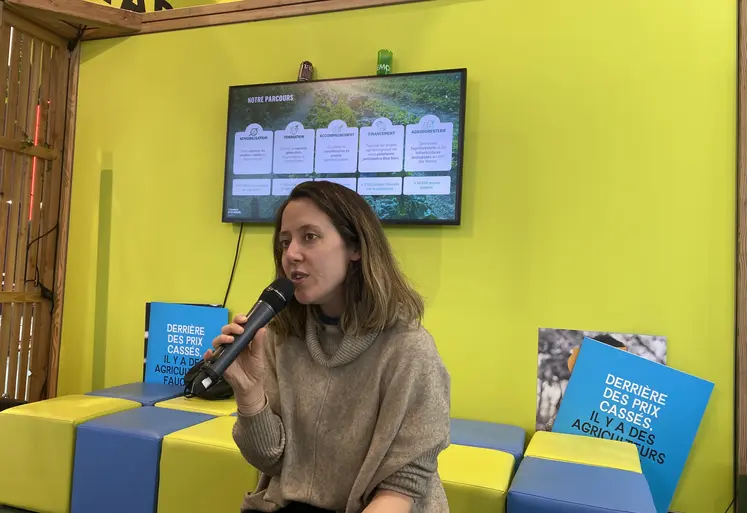 Marion Enzer, directrice générale de l’association Fermes d’avenir, sur le stand de Max Havelaar au salon de l'agriculture 2026.