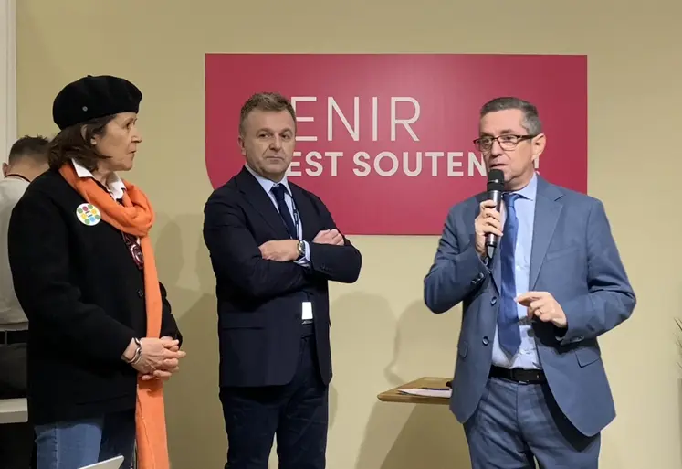 Valérie Le Roy, directrice du SIA, Arnaud Lemoine directeur du Ceneca, et Jérôme Despey, président du SIA, ce 25 février au salon de l'agriculture.