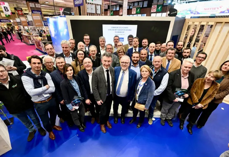 un groupe de personnes posant pour la photo prise d'en haut sur un stand du salon de l'agriculture