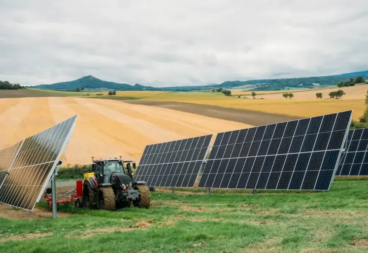 panneaux agrivoltaïques et tracteur dans un champ