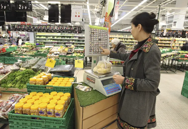 Rayon de fruits et légumes dans un supermarché
