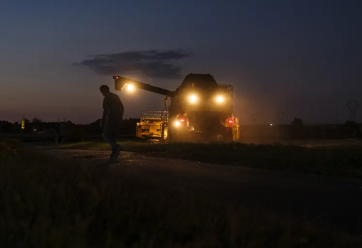   Moisson dans l’Indre de nuit le 7 juillet 2022 