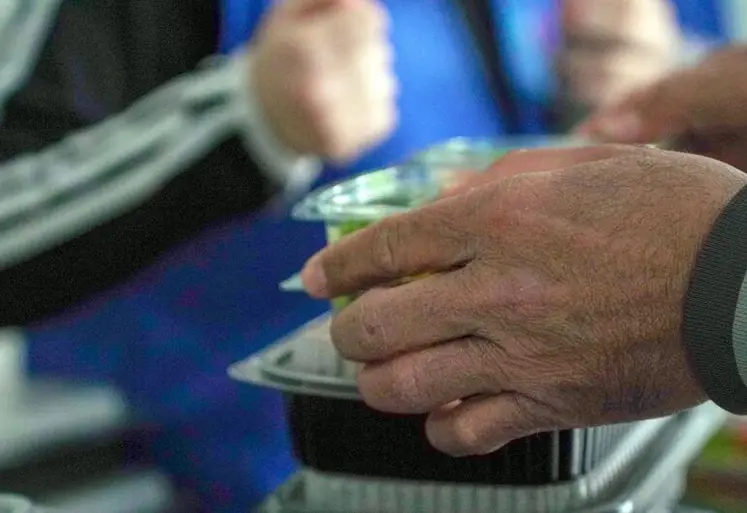 Gros plan sur des mains qui tiennent de la nourriture