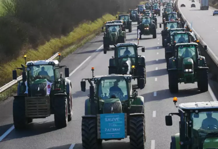 Convoi de tracteurs sur l'A10 à proximité d'Allainville (78) en direction de Paris pour manifester le 26 janvier 2024 à l'appel de la FNSEA et JA Ile-de-France.