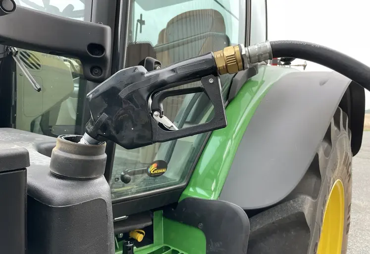 Pistolet dans le réservoir de GNR d'un tracteur
