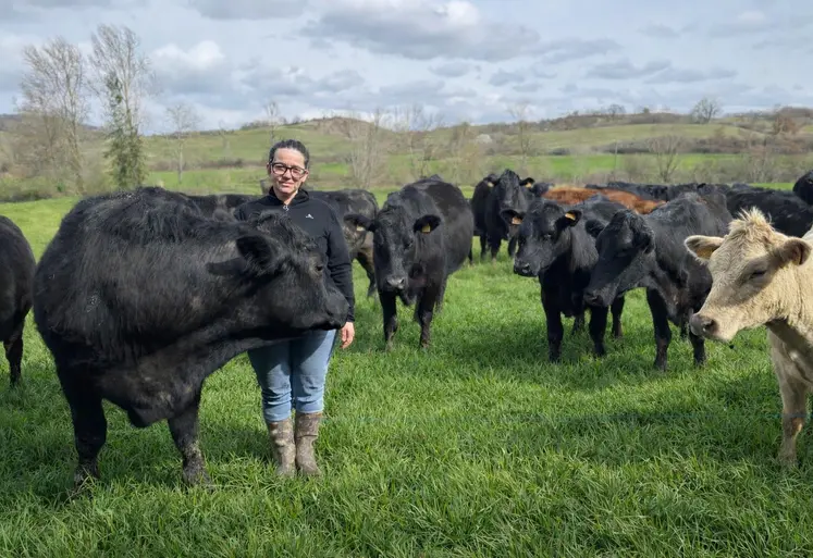 L'éleveuse Mathilde Deramond dans une prairie de son exploitation en Ariège avec ses bovins allaitants, des Limousins et des Angus