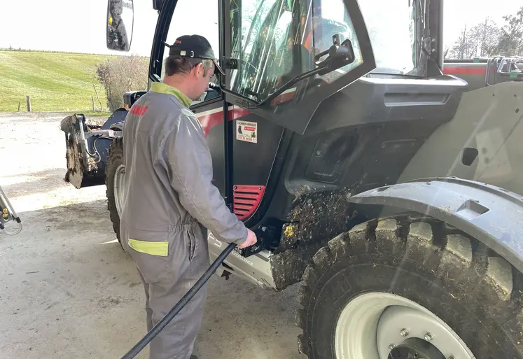 Agriculteur remplissant le réservoir de GNR de son tracteur 