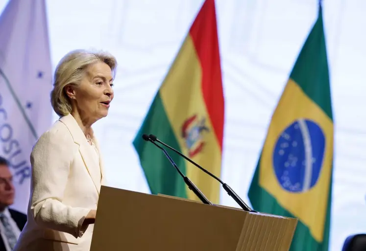 Ursula von der Leyen présidente de la Commission européenne devant les drapeaux du Mercosur et du Brésil
