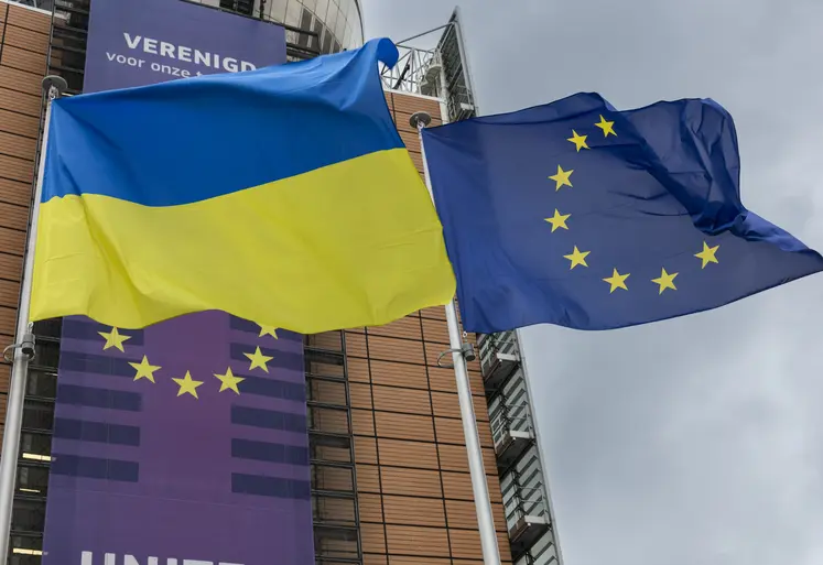 Drapeaux de l'Ukraine et de l'Union européenne devant le bâtiment de la Commission européenne à Bruxelles. 