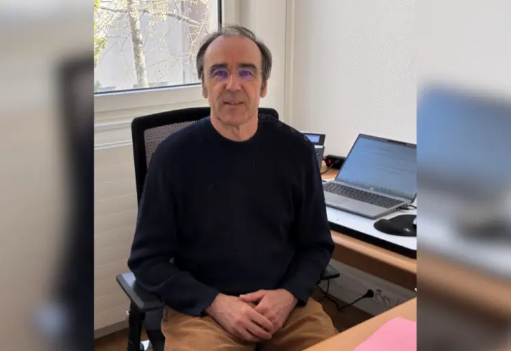 Thibault Sterckeman, chercheur à l’Inrae et à l’Université de Lorraine, assis à son bureau.  