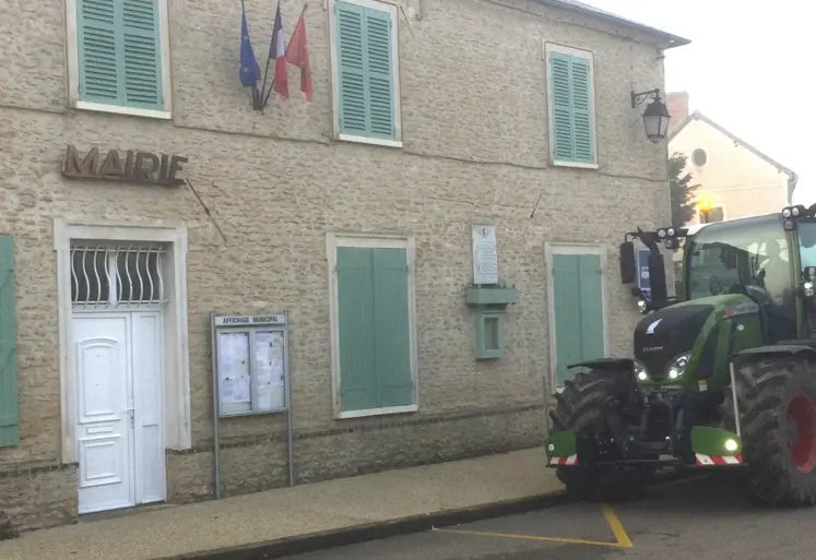 Tracteur devant la mairie de Vaux-sur-Eure