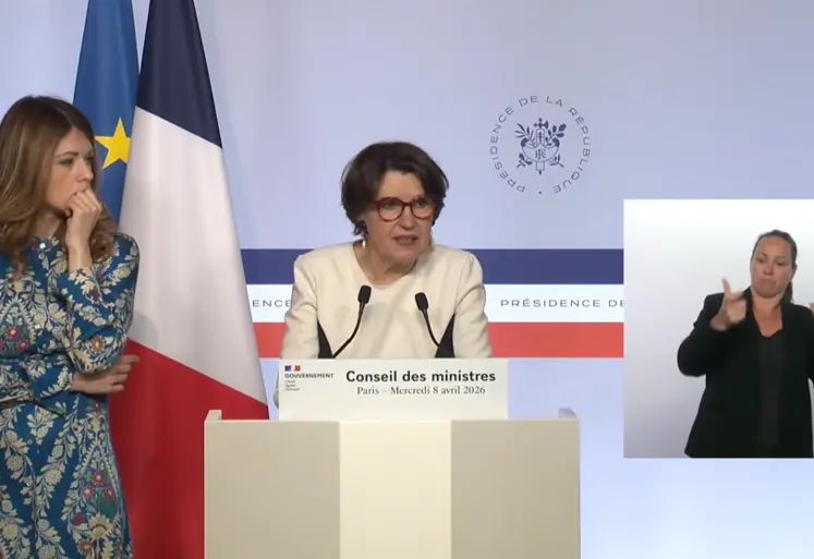 Annie Genevard expliquant son projet de loi d’urgence agricole ce 8 avril devant la presse après le Conseil des ministres.