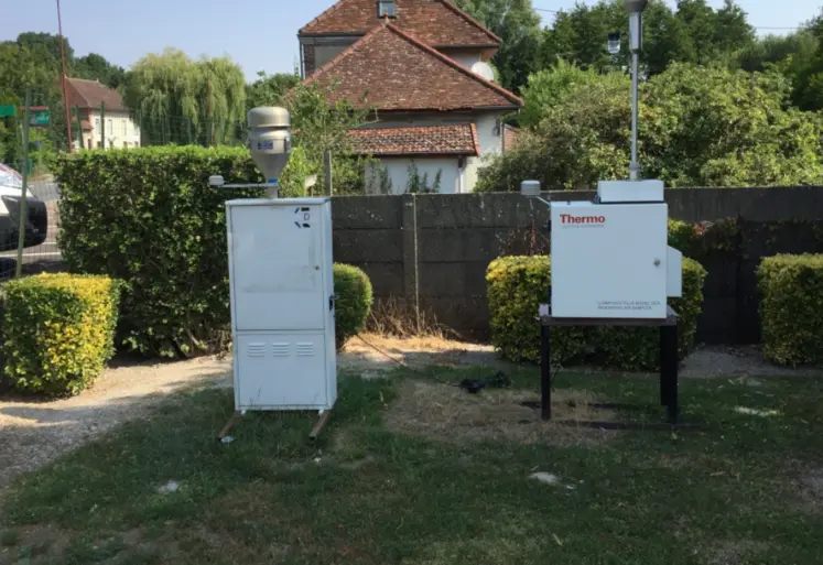 préleveurs d'air devant une maison