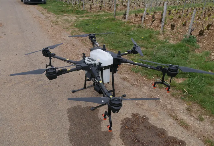 drone posé sur la route en bordure de champ