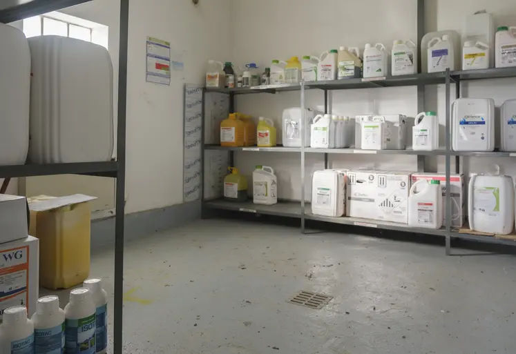 espace de rangements de bidons de pesticides sur des étgères