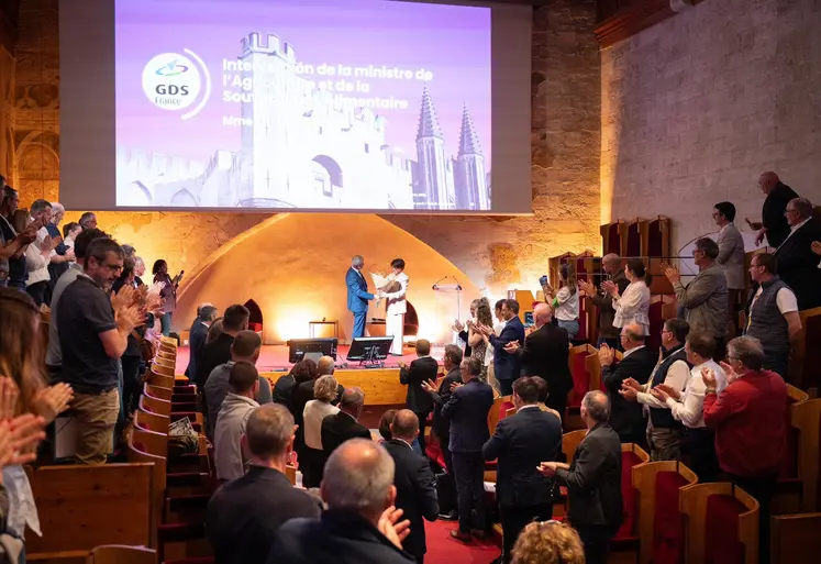 Annie Genevard reçoit un bouquet de fleurs le 24 avril au congrès de GDS France
