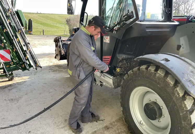 Agriculteur remplissant le réservoir de son tracteur de GNR