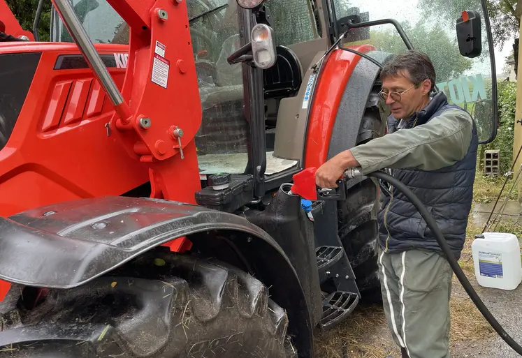 Agriculteur remplissant de GNR le réservoir de son tracteur  