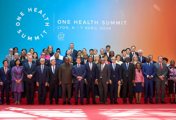Le Président de la République Emmanuel Macron le 7 avril lors du sommet « One Health » à Lyon, entourés de tous les représentants des autres pays présents sur place. 