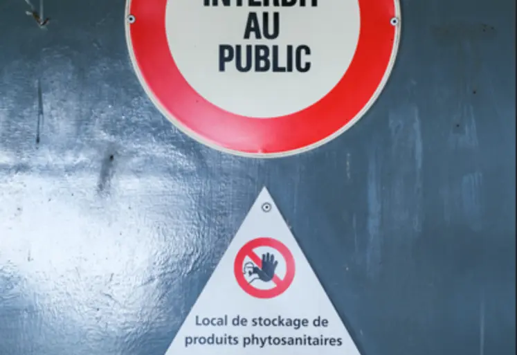 panneau interdit au publi et un autre dander pesticides affichés sur une porte
