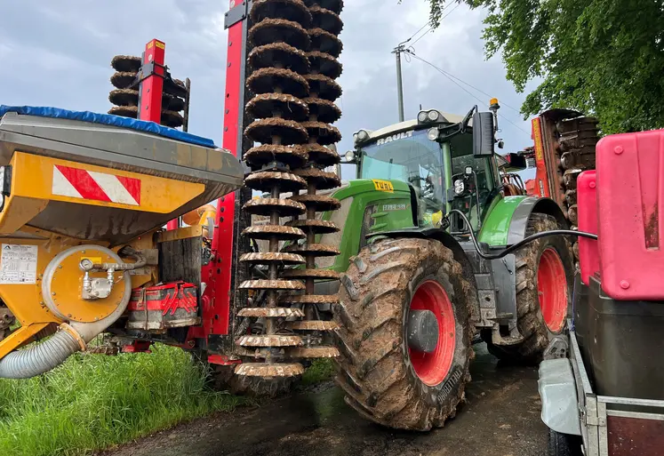 Machine agricole d’une ETA en pleine recharge de GNR