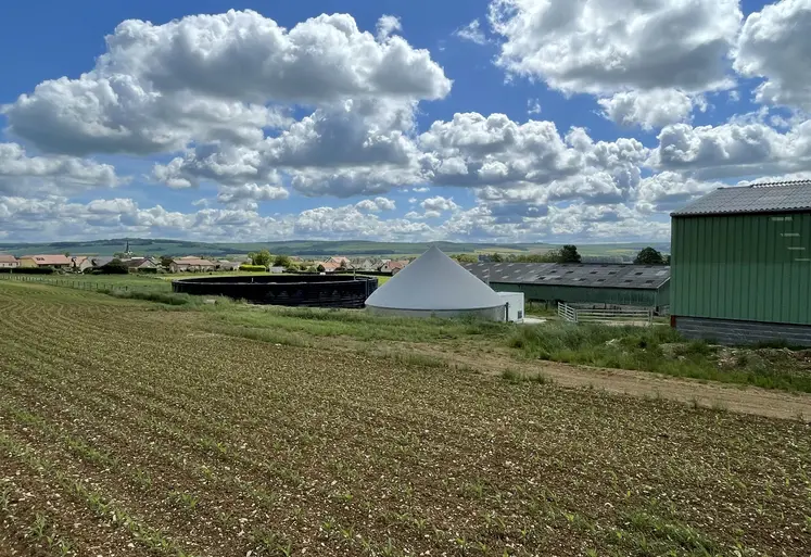 Microméthaniseur à côté d'un bâtiment d'élevage.