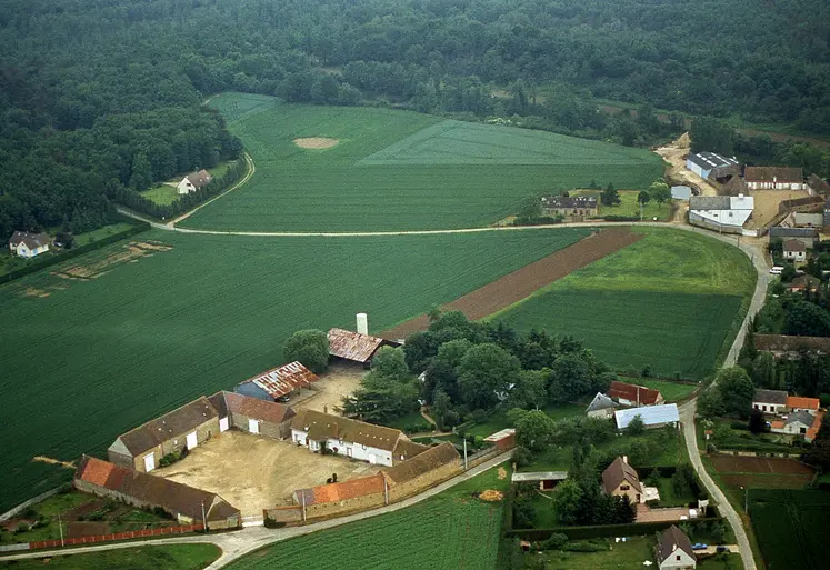 Exploitation agricole et maison vues du ciel  