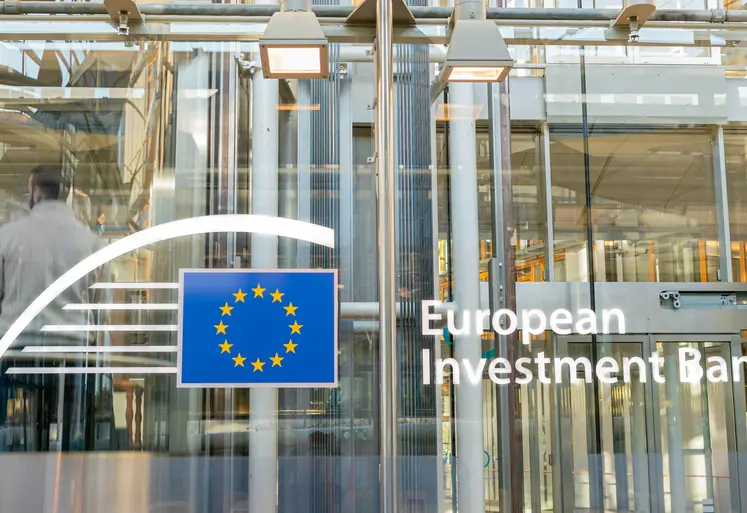 Porte d'entrée du siège de la banque européenne d'investissement.