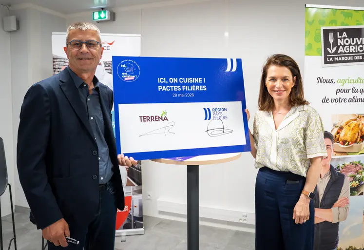 Olivier Chaillou, Président de Terrena et Christelle Morançais, présidente de la région des Pays de la Loire, lors de la signature du partenariat.