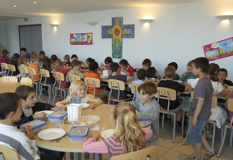 élèves à la cantine