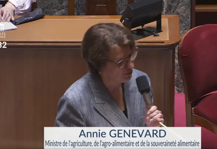 Annie Genevard devant les députés lors du vote du projet de loi d'urgence agricole.