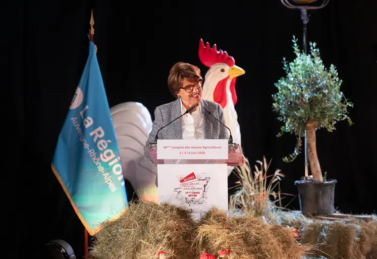 Annie Genevard en tribune devant un coq géant au congrès des Jeunes agriculteurs