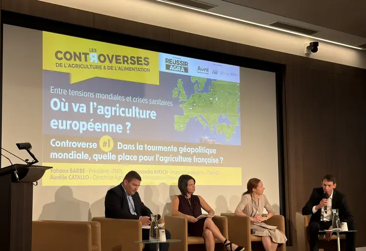 Quatre personnes sur une tribune lors des controverses 2026