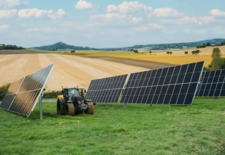 Ombrières agrivoltaïques et tracteur dans un champ
