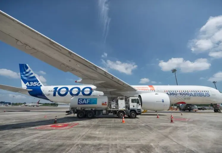avion à l'arrêt sur une piste de décollage