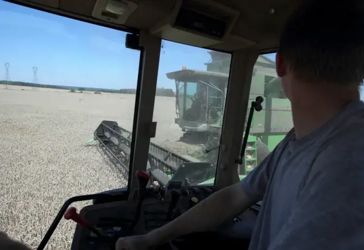  Salarié agricole dans une cabine de tracteur 