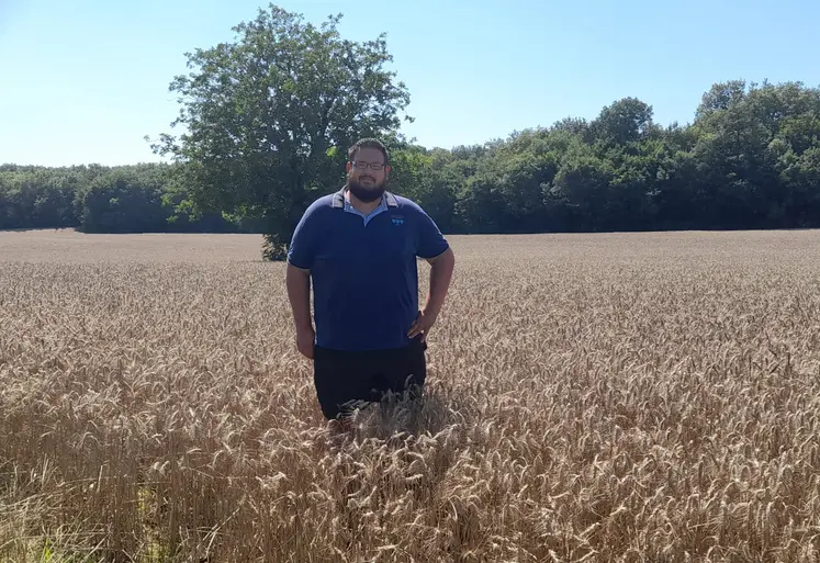 Jocelyn Dubost en photo dans un champ de céréales