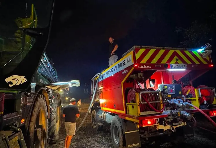 Tracteur venant en soutien à un camion de pompiers le 12 juillet au soir. 