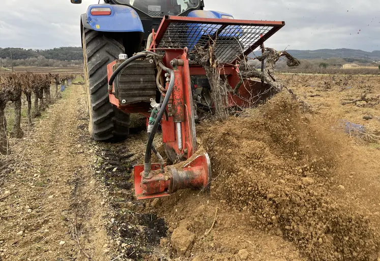 tracteur arrachant des pieds de vigne