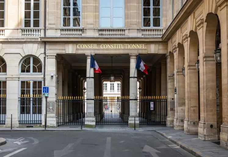 façade d'un bâtiment portant la mention "conseil constitutionnel"
