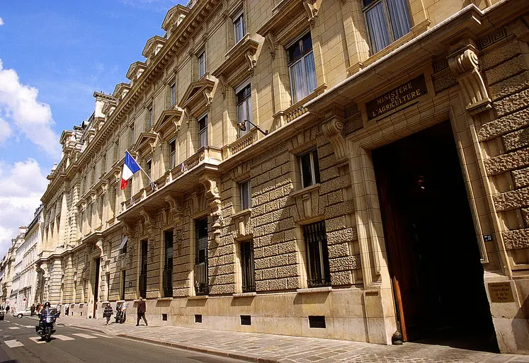 Entrée et bâtiment du ministère de l' Agriculture français à Paris, rue de Varennes.