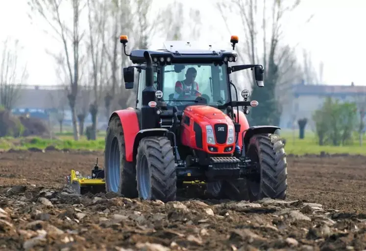 Tracteur Same rouge dans un champ. 