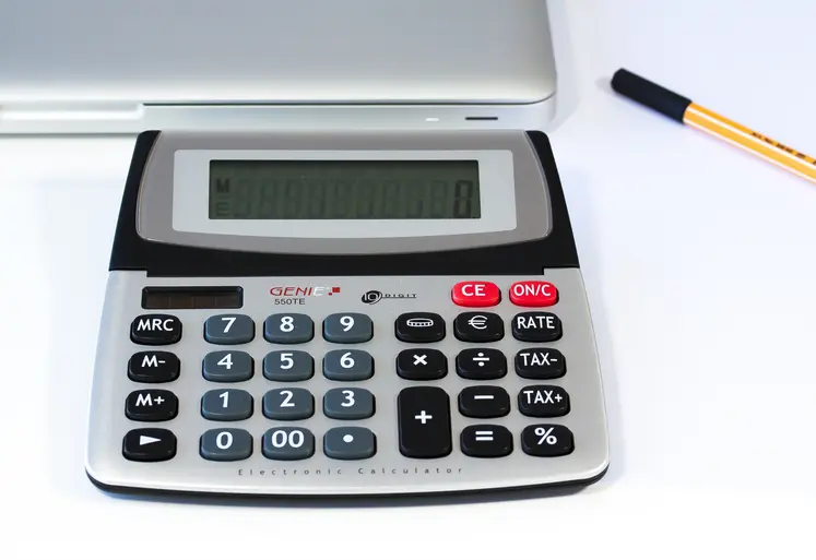 Calculatrice avec un stylo et un ordinateur