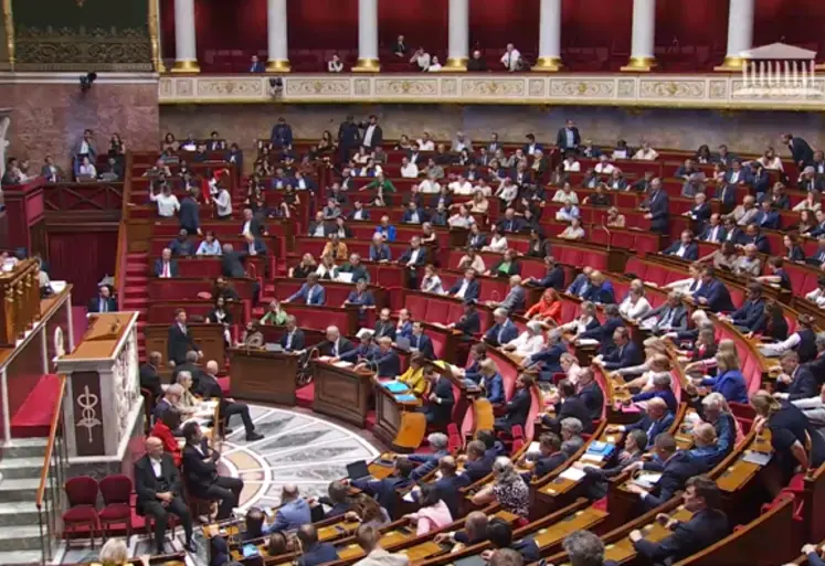 Les députés à l'Assemblée nationale dans la nuit du 20 au 21 juillet votant sur le compromis sur le projet de loi d'urgence agricole. 