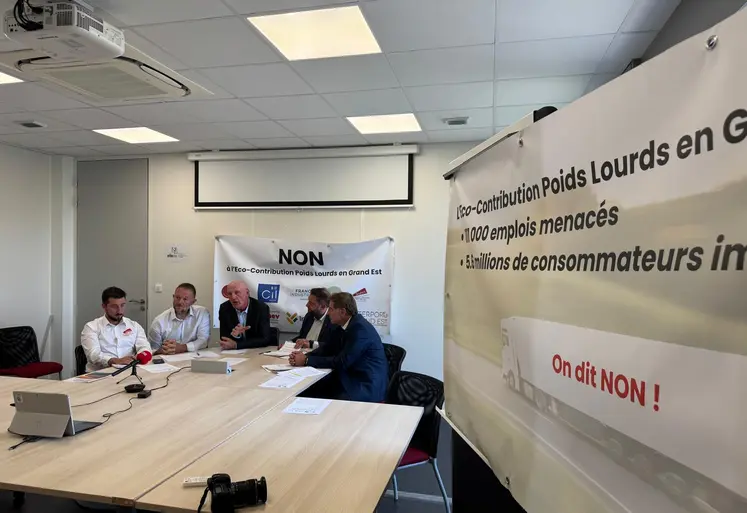 Lors de la conférence de presse du collectif Non à l'écocontribution poids lourds, le 25 août 2026