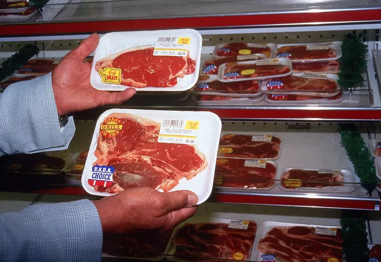 Viande de boeuf en barquettes dans un supermarché américain