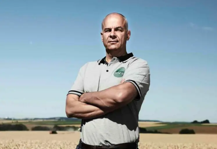Arnaud Rousseau dans sa ferme