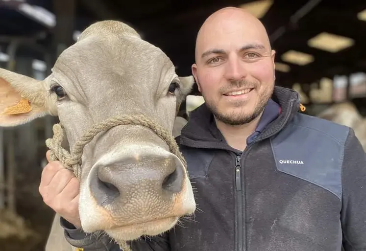 Jean-David Chevallier avec une de ces vaches laitières de race Blonde sur son Gaec en Côte d'Or