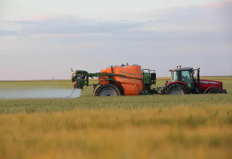 Pulvérisation d'un insecticide et d'un foncidide sur une parcelle de blé